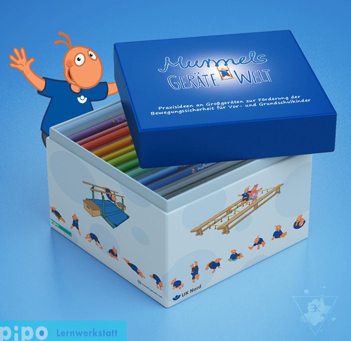 Alt text (English): A mockup of the "Murmel's Equipment World" index card box on a light blue background. 2025 Alternativtext (Deutsch): Ein Mockup der Karteikarten-Box "Murmels Geräte-Welt" auf einem hellblauen Hintergrund. 2025